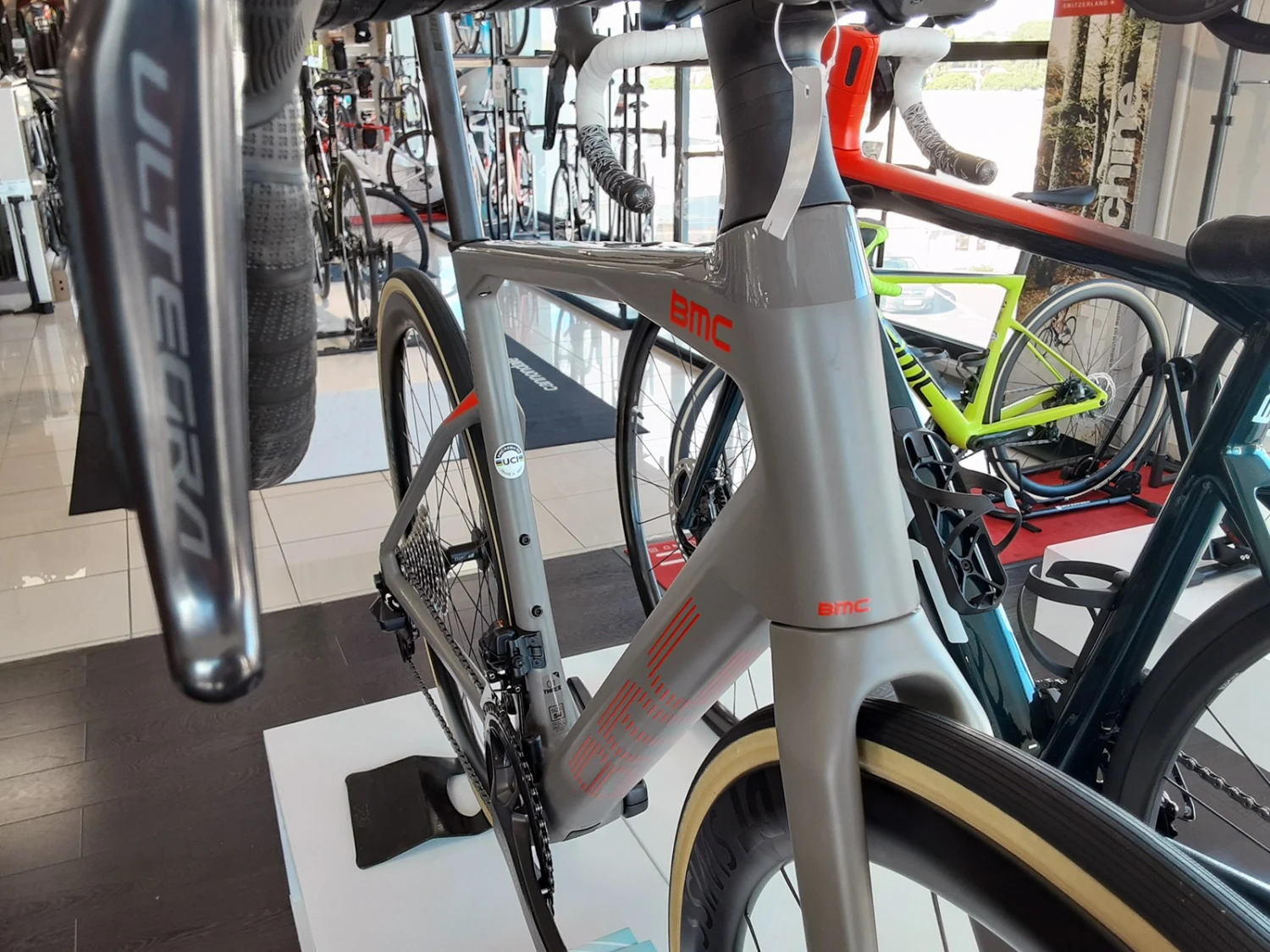 BMC Roadmachine 01 Three Ultegra Di2 Disc 12v Vélo De Course 2022 2 BMC Roadmachine 01 Three Ultegra Di2 Disc 12v Vélo De Course 2022 – Image 2