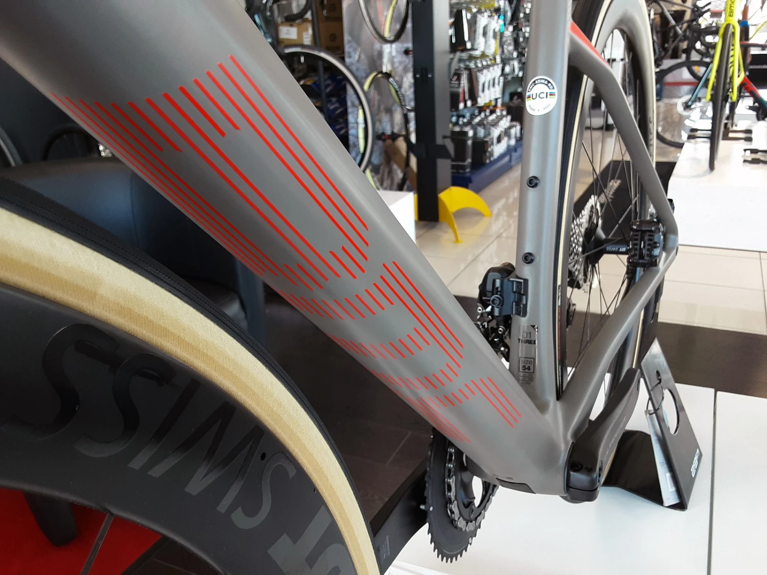 BMC Roadmachine 01 Three Ultegra Di2 Disc 12v Vélo De Course 2022 3 BMC Roadmachine 01 Three Ultegra Di2 Disc 12v Vélo De Course 2022 – Image 3