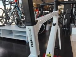 BMC Roadmachine One Ultegra Di2 Disc 12v Vélo De Route 2022 -Boutique Vélo Promo bmc roadmachine one ultegra di2 disc 12v velo de route 2022 2