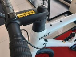 BMC Roadmachine One Ultegra Di2 Disc 12v Vélo De Route 2022 -Boutique Vélo Promo bmc roadmachine one ultegra di2 disc 12v velo de route 2022 3