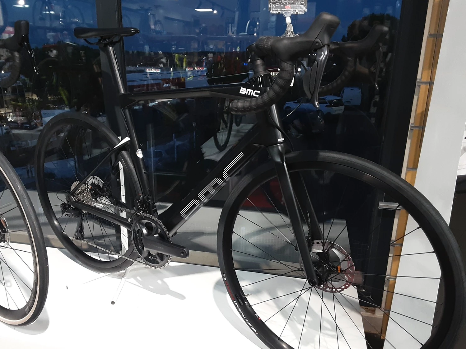 BMC Roadmachine Three Ultegra Di2 Disc 12v Vélo De Route 2022 2 BMC Roadmachine Three Ultegra Di2 Disc 12v Vélo De Route 2022 – Image 2