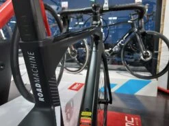 BMC Roadmachine Three Ultegra Di2 Disc 12v Vélo De Route 2022 16 BMC Roadmachine Three Ultegra Di2 Disc 12v Vélo De Route 2022 -Boutique Vélo Promo bmc roadmachine three ultegra di2 disc 12v velo de route 2022 3