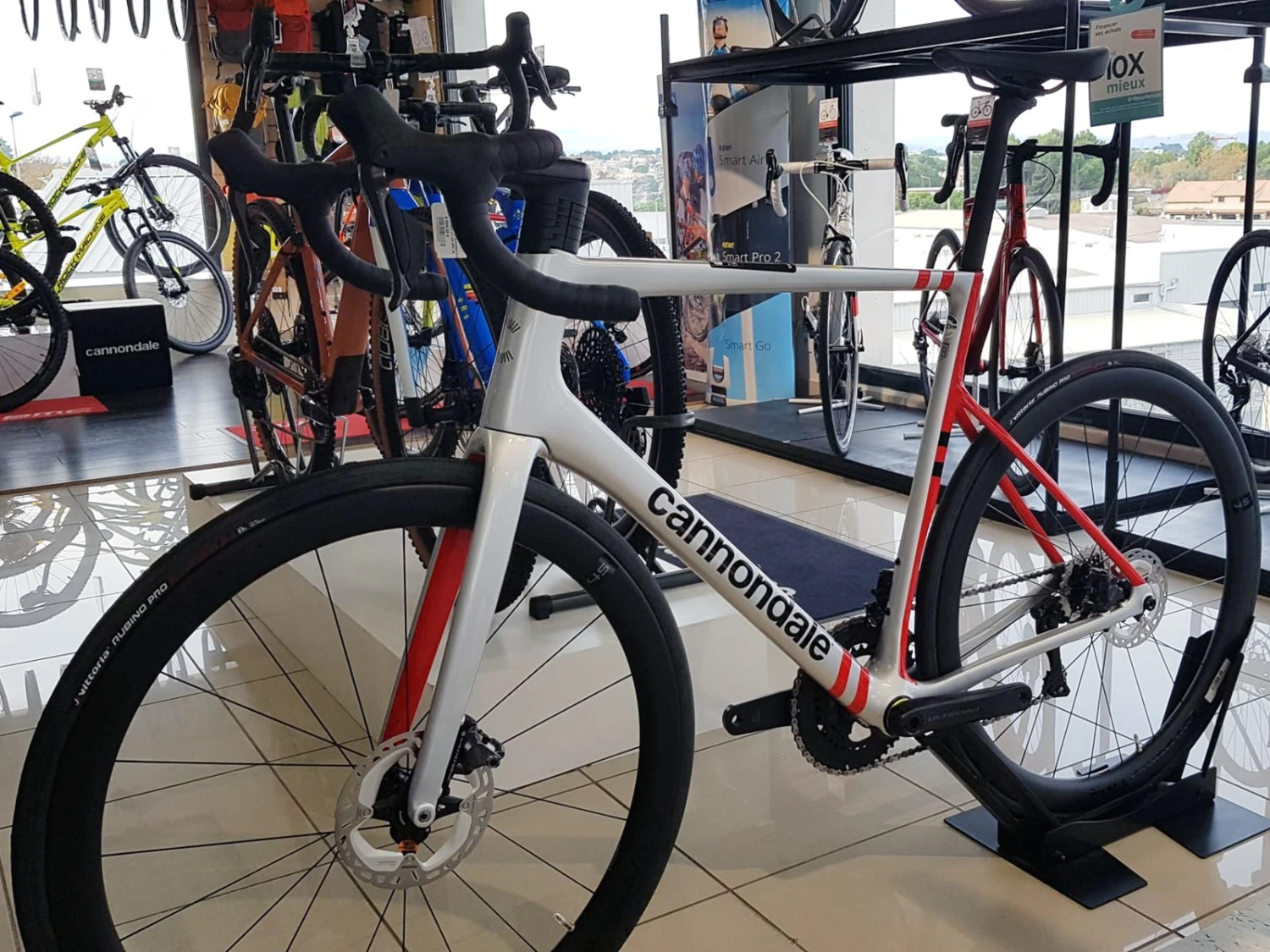 CANNONDALE SuperSix Evo Carbon Ultegra Di2 Mercury Silver / Rally Red 2022 3 CANNONDALE SuperSix Evo Carbon Ultegra Di2 Mercury Silver / Rally Red 2022 – Image 3