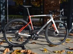 CANNONDALE SuperSix Evo Carbon Ultegra Di2 Mercury Silver / Rally Red 2022 8 CANNONDALE SuperSix Evo Carbon Ultegra Di2 Mercury Silver / Rally Red 2022 -Boutique Vélo Promo cannondale supersix evo carbon ultegra di2 mercury silver rally red 2022 3