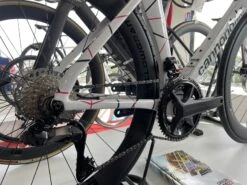 CANNONDALE SystemSix Hi-Mod Carbon Ultegra Di2 Replica Education First 2023 -Boutique Vélo Promo cannondale systemsix hi mod carbon ultegra di2 replica education first 2023 3