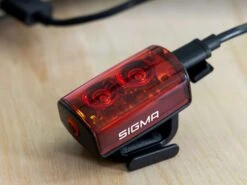 SIGMA Buster 80 RL éclairage Arrière USB / LED 7h D'autonomie -Boutique Vélo Promo sigma buster 80 rl eclairage arriere usb led 7h d autonomie 7