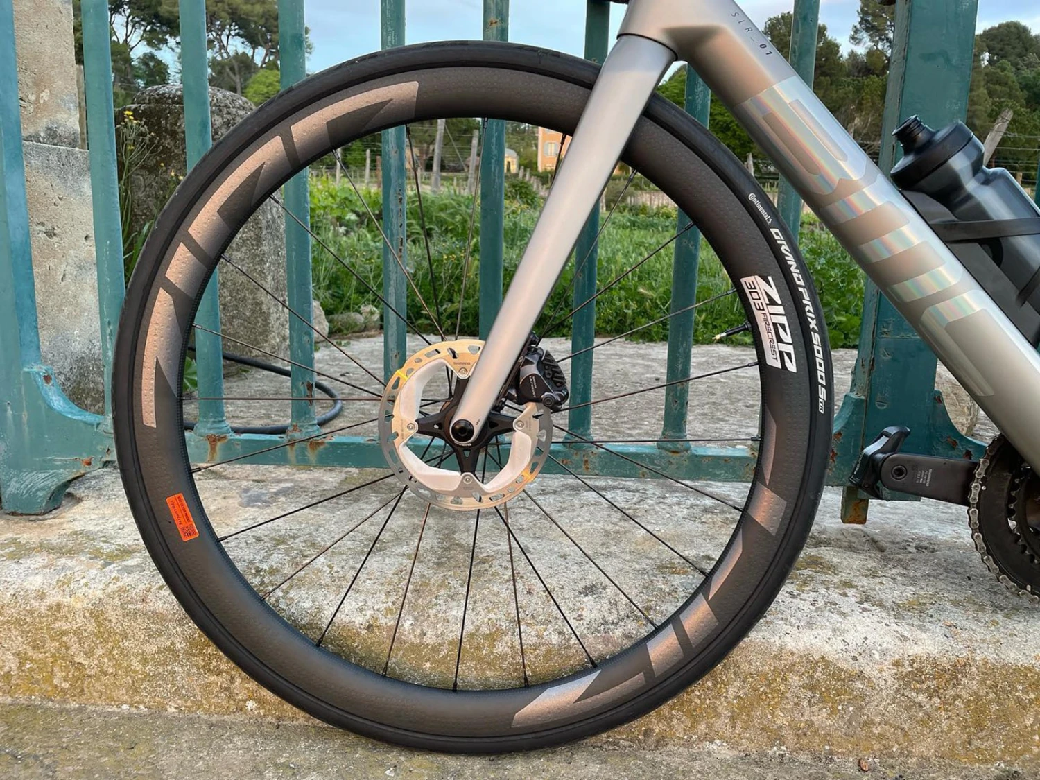 ZIPP 303 Firecrest Disc Roues Carbone 40mm Disque Pneu Tubeless 2023 2 ZIPP 303 Firecrest Disc Roues Carbone 40mm Disque Pneu Tubeless 2023 – Image 2