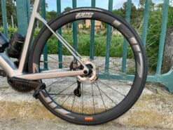 ZIPP 303 Firecrest Disc Roues Carbone 40mm Disque Pneu Tubeless 2023 14 ZIPP 303 Firecrest Disc Roues Carbone 40mm Disque Pneu Tubeless 2023 -Boutique Vélo Promo zipp 303 firecrest roues carbone 40mm disques tubeless 2022 2