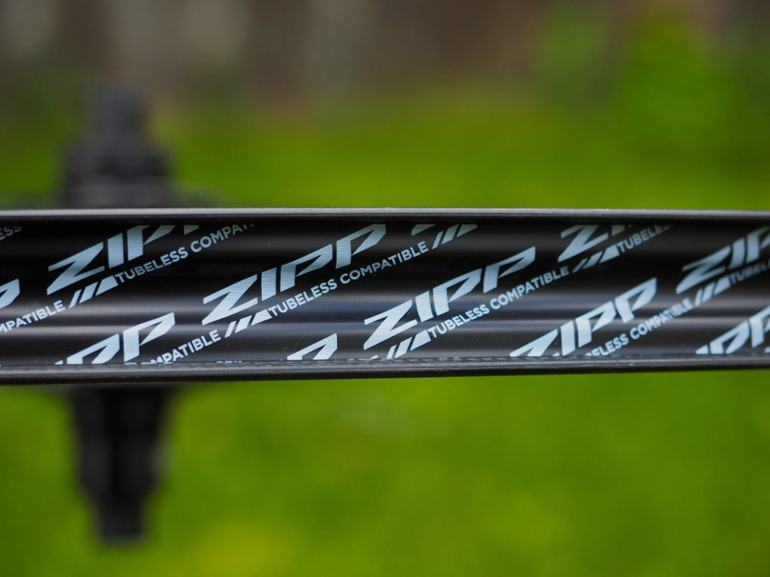 ZIPP 303 Firecrest Disc Roues Carbone 40mm Disque Pneu Tubeless 2023 10 ZIPP 303 Firecrest Disc Roues Carbone 40mm Disque Pneu Tubeless 2023 – Image 10