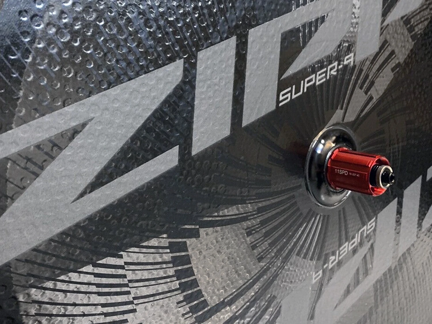 ZIPP Super-9 Disc Roues Carbone Lenticulaire Disque Pneu Tubeless 2023 2 ZIPP Super-9 Disc Roues Carbone Lenticulaire Disque Pneu Tubeless 2023 – Image 2